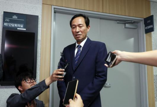 우상호 대통령실 정무수석이 24일 서울 여의도 국회 의원회관에서 송미령 농림축산식품부 장관 유임 관련 더불어민주당 농해수위 위원들과 면담을 하기 전 취재진 질문에 답하고 있다. 뉴시스