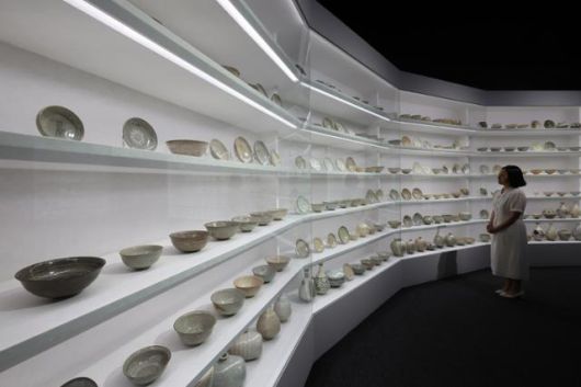 서울 용산 국립중앙박물관에 15~16세기 제작된 조선 백자 등 도자 300여 점이 전시돼 있다. 뉴시스