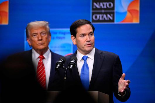 마코 루비오(오른쪽) 미국 국무장관이 25일 북대서양조약기구(NATO·나토) 정상회의를 계기로 네덜란드 헤이그에서 열린 도널드 트럼프 미 대통령 기자회견에 참석해 발언하고 있다. 헤이그=AFP 연합뉴스
