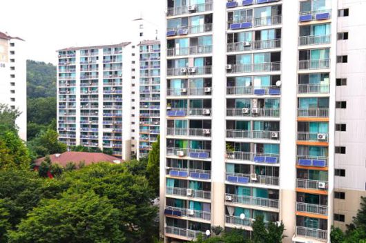 서울 노원구 월계동의 한 아파트 단지에 구청 지원을 받은 '미니 태양광' 패널이 여러 개 설치돼 있다. 노원구청에 따르면 현재 관내 아파트 10%에 베란다 태양광이 설치됐다. 노원구 제공