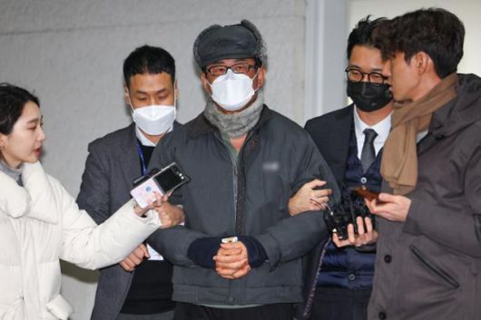 '12·3 비상계엄' 기획에 관여한 혐의로 구속된 노상원 전 국군정보사령관이 12월 24일 오전 은평구 서울서부경찰서에서 검찰로 송치되고 있다. 연합뉴스