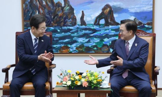 이재명 대통령이 26일 취임 후 첫 추가경정예산(추경) 시정연설에 앞서 국회의장 접견실에서 우원식 국회의장과 티 타임을 갖고 있다. 왕태석 선임기자