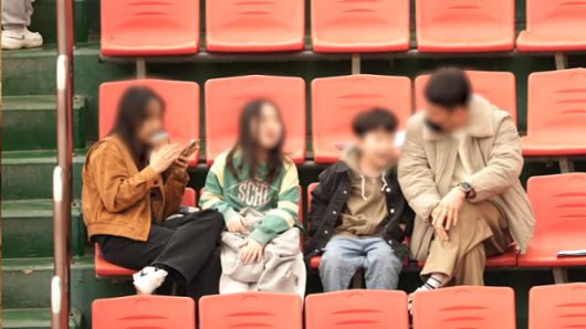 청도 상설 소싸움 경기장에 경기를 관람하고 있는 아이들. 동물해방물결 제공