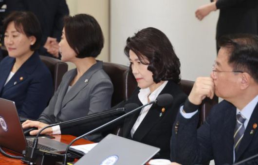 이진숙(오른쪽 두 번째) 방송통신위원장이 10일 서울 용산 대통령실에서 열린 국무회의에 참석해 있다. 뉴시스
