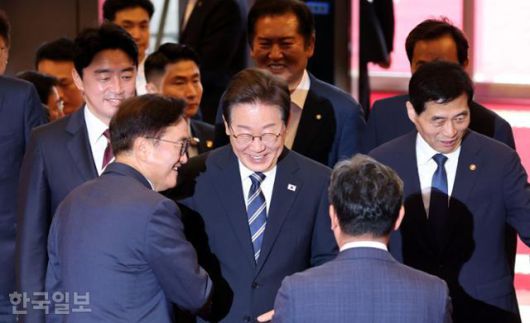 이재명 대통령이 첫 국회 시정연설을 하기 위해 26일 국회에 입장해 우원식 국회의장과 인사하고 있다. 고영권 기자