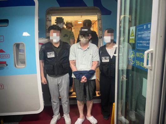 횡령 등 혐의를 받는 시중은행 전 과장 A씨가 27일 인천국제공항을 통해 강제 송환되고 있다. 경찰청 제공