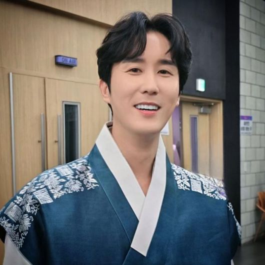 가수 신유는 2008년 데뷔해 꾸준히 한길을 걸어왔다. 엔트로엔터테인먼트 제