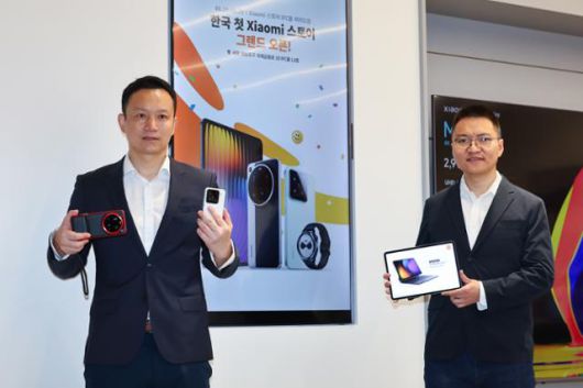 앤드류 리(오른쪽) 샤오미 동아시아 총괄과 조니 우 샤오미코리아 사장이 25일 서울 여의도 샤오미 스토어 서울 IFC몰 여의도점에서 열린 첫 공식 오프라인 매장 오픈 기념행사에서 제품을 소개하고 있다. 연합뉴스