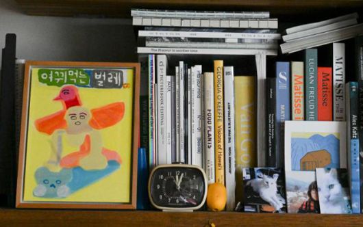 회화와 문학을 결합한 노석미 작가의 '텍스트 페인팅' 시리즈 한 점이 책꽂이에 세워져 있다. 일본 소설가 다니자키 준이치로의 소설 '여뀌 먹는 벌레'에서 따온 문구와 곰, 사람, 새를 단순화한 그림이 함께 배치된 화면이다. 강예진 기자