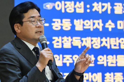 박찬대 더불어민주당 당대표 후보가 27일 광주 동구 전일빌딩 245에서 열린 신속한 검찰개혁을 위한 광주시민 토크콘서트에 참석해 발언하고 있다. 뉴시스
