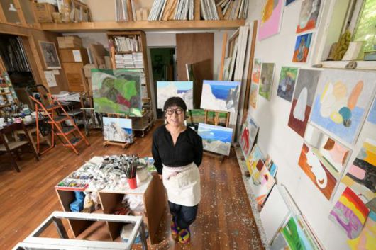 노석미 작가가 17년째 살고 있는 경기 양평군 자택은 그의 일터이자 삶터다. 벽에는 그리다만 캔버스가 걸려 있고, 마룻바닥에는 물감이 어지럽게 튀어 있다. 강예진 기자