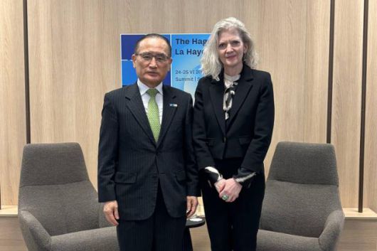 네덜란드 헤이그에서 개최된 북대서양조약기구(NATO·나토) 정상회의에 이재명 대통령을 대신해 참석한 위성락 국가안보실장이 24일 앨리슨 후커 미국 국무부 정무차관을 접견하고 있다. 대통령실 제공