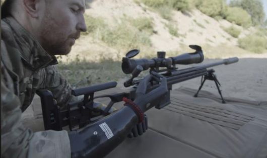 우크라이나 스타트업 에스퍼 바이오닉스가 개발한 생체공학 의수 ‘에스퍼 핸드’를 낀 군인이 저격총을 장전하고 있다. 에스퍼 바이오닉스 홈페이지