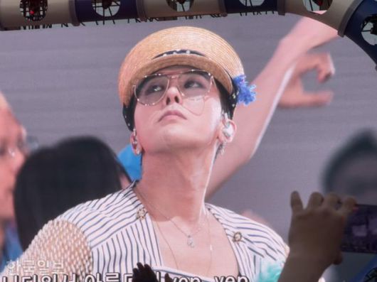 가수 지드래곤이 싸이 ‘흠뻑쇼’ 첫날 공연 게스트로 등장했다. 홍혜민 기자 hhm@hankookilbo.com