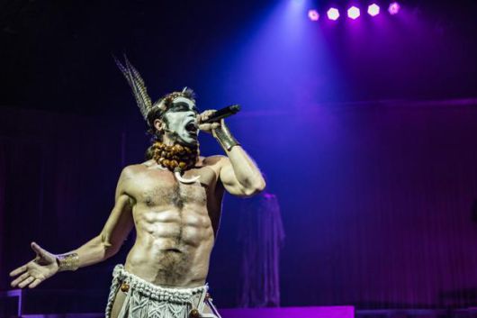 네이는 파격적인 복장과 무대 매너로 대중의 환호를 이끌어낸다.