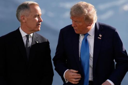 마크 카니(왼쪽) 캐나다 총리와 도널드 트럼프 미국 대통령이 지난 16일 캐내다 캐내내스키스에서 열린 G7 정상회의에서 만나 대화를 나누고 있다. 캐내내스키스=AP 연합뉴스