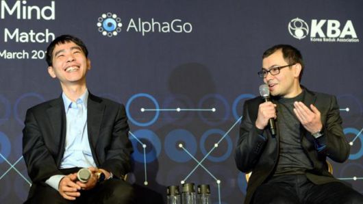2016년 3월 서울 광화문 포시즌스 호텔에서 열린 '구글 딥마인드 챌린지 매치'에 참석한 이세돌(왼쪽) 9단과 데미스 허사비스 구글 딥마인드 최고경영자(CEO). 서재훈 기자