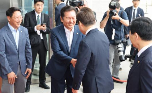 이재명 대통령이 26일 취임 이후 첫 추가경정예산안 시정연설을 위해 서울 여의도 국회에 도착해 이동하며 정청래 더불어민주당 의원과 인사나누고 있다. 국회사진기자단