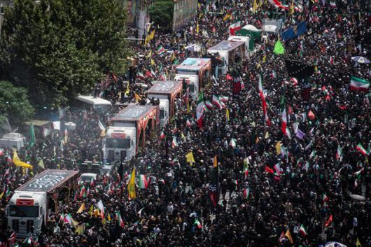 이란인들이 28일 테헤란에서 호세인 살라미 이슬람혁명수비대(IRGC) 총사령관 등 지난 13~24일 이스라엘과의 무력 충돌로 사망한 인사들의 장례식에 참석하고 있다. 테헤란=UPI 연합뉴스