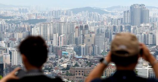 24일 서울 중구 남산에서 시내 아파트가 보이고 있다. 뉴스1