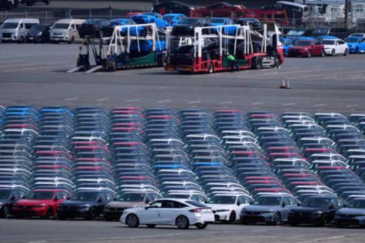 일본에서 생산한 수출 차량들이 지난 4월 8일 도쿄 인근 요코하마 차량 터미널 센터에 주차돼 있다. 요코하마=AP 연합뉴스