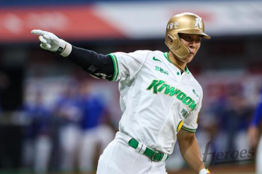 송성문이 27일 서울 고척스카이돔에서 열린 삼성전에서 8회 역전 투런포를 친 후 세리머니를 하고 있다. 키움 제공