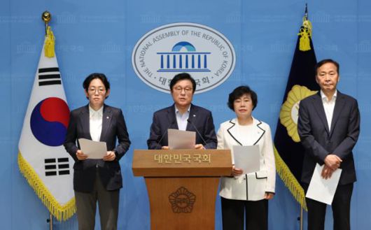 박형수 국회 예산결산특별위원회 국민의힘 간사와 위원들이 29일 서울 여의도 국회 소통관에서 '더불어민주당의 독단적인 예산결산특별위원회 운영' 규탄 기자회견을 하고 있다. 뉴시스