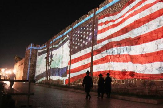 22일 이스라엘 예루살렘 구시가 성벽에 이스라엘 국기와 미국 국기(성조기)의 이미지가 투사되고 있다. 예루살렘=AP 뉴시스