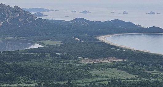 지난해 10월 북한군이 동해선 자동차도로를 폭파한 뒤 흙으로 언덕을 쌓아놓은 모습. 고성=김형준 기자