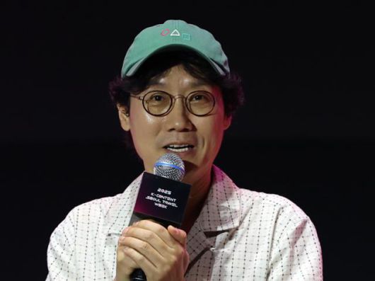 황동혁 감독이 28일 서울광장에서 열린 '오징어 게임' 시즌3 글로벌 피날레 무대인사에서 발언을 하고 있다. 뉴스1