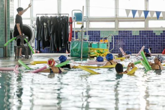 30일 서울 서초구 방배열린문화센터에서 시민들이 아쿠아로빅 강습을 받고 있다. 뉴스1