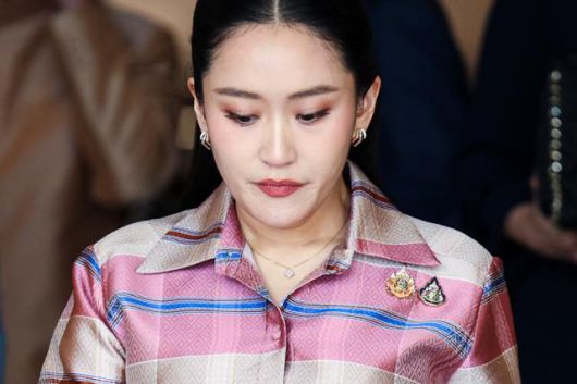 패통탄 친나왓 태국 총리가 지난 24일 태국 방콕 정부청사에서 내각 회의를 마친 뒤 침통한 표정으로 나오고 있다. 방콕=로이터 연합뉴스