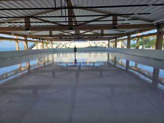 피겨 스케이터 최다빈이 6월 26일 오전 쏠비치 남해의 야외 스케이트장(아이스비치)에서 연기를 준비하고 있다. 남해=박준석 기자