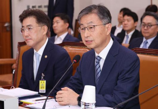 최재해(오른쪽) 감사원장이 1일 서울 여의도 국회에서 열린 제426회국회(임시회) 법제사법위원회 제1차 전체회의에 출석해 의원 질의에 답하고 있다. 뉴스1