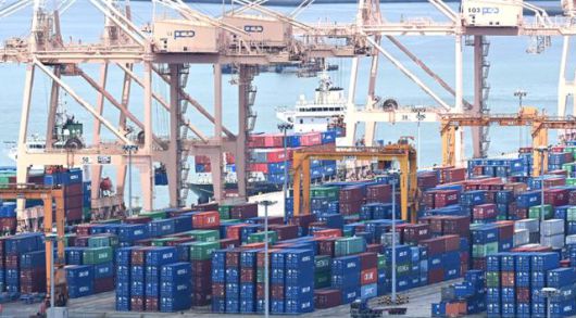 30일 경기 평택시 포승읍 평택항에 컨테이너가 쌓여 있는 모습. 뉴시스