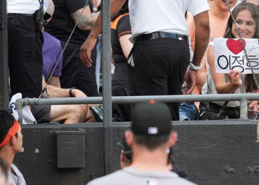 이정후(왼쪽 아래)가 6월 30일(한국시간) 시카고 화이트삭스와 경기 도중 자신의 이름과 하트를 그려온 현지 팬을 바라보고 있다. 시카고=AP 연합뉴스