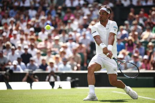 파비오 포니니가 6월 30일(현지시간) 영국 런던의 올잉글랜드 클럽에서 열린 2025 윔블던 1회전에서 카를로스 알카라스를 상대하고 있다. 이날 포니니는 세트스코어 2-3으로 패했지만, 인생 경기를 펼쳤다는 평가를 받는다. 런던=AFP 연합뉴스