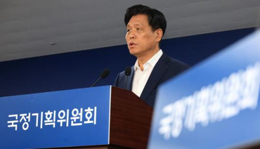 국정기획위원회 조승래 대변인이 2일 서울 종로구 국정기획위원회에서 브리핑하고 있다. 연합뉴스