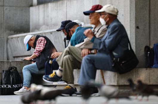 지난달 27일 서울 종로구 탑골공원에서 어르신들이 휴식을 취하고 있다. 뉴스1