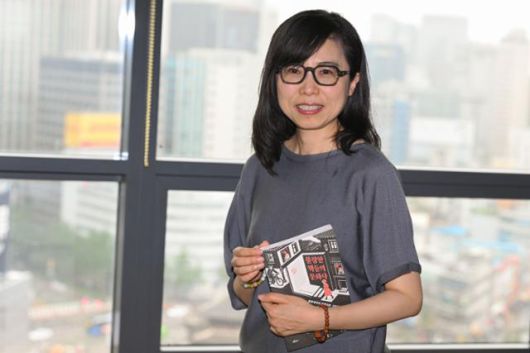 고영란 일본 니혼대 교수가 지난달 25일 서울 중구 한국일보에서 책 '불량한 책들의 문화사'를 들고 사진 촬영을 하고 있다. 남동균 인턴기자