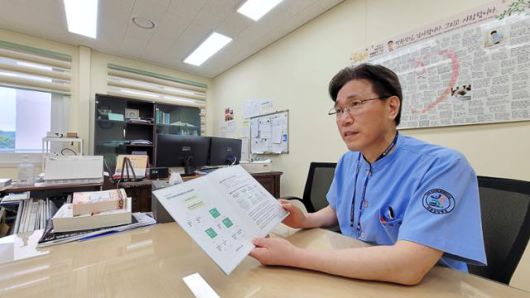 손덕현 이손요양병원장이 연명의료결정제도와 사전연명의료의향서에 대해 설명하고 있다. 이손요양병원에는 요양병원형 공용윤리위원회가 설치돼 있다. 공용위는 지역 사회의 다른 병원의 제도진입을 돕는 역할 등을 한다. 울산=김혜영 기자 shine@hankookilbo.com