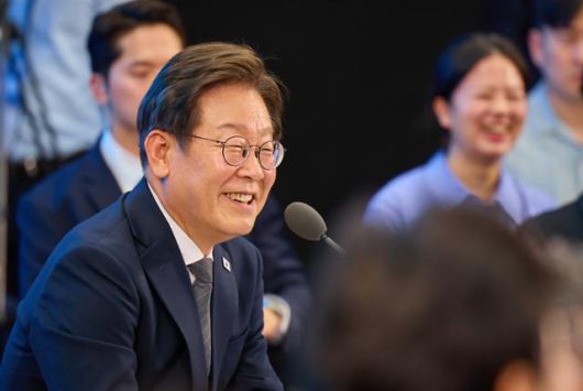 이재명 대통령이 지난달 25일 광주 국립 아시아문화전당에서 광주시민·전남도민 타운홀미팅을 하고 있다. 광주=뉴스1