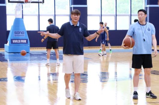 손창환 감독이 훈련 도중 선수들에게 지시하고 있다. 소노 제공