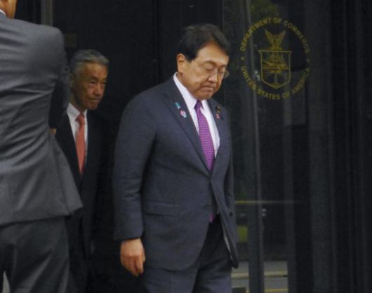 미일 관세 협상의 일본 측 대표인 아카자와 료세이 경제재생장관이 지난달 27일 미국 워싱턴에서 하워드 러트닉 미 상무장관과 회담한 뒤 상무부를 나서고 있다. 워싱턴=교도 연합뉴스