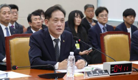 김태규 방송통신위원장 직무대행이 지난해 10월 15일 국회 과방위의 방송통신위원회 등에 대한 국정감사에서 의원의 질의에 답변하고 있다. 고영권 기자