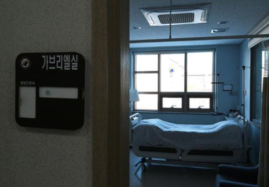 전문가들은 임종까지 길게는 6개월이나 1년씩 사는 환자들이 일상을 편안하고 뜻깊게 보낼 대책이 비어있다고 지적한다. 사진은 올해 2월 경기 용인시 기흥구 중동 동백 성루카 호스피스 병원 2층의 임종실의 모습. 이 같은 안정적 호스피스 시설에 입소할 수 있는 것은 말기암을 비롯한 5개 질환 환자 뿐이다. 한국일보 자료사진