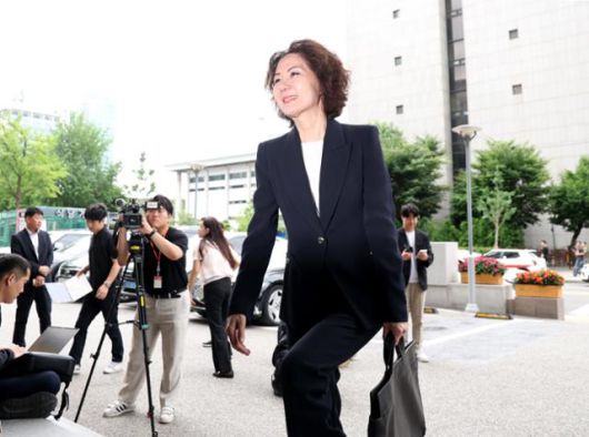 이진숙 사회부총리 겸 교육부 장관 후보자가 지난달 30일 오전 서울 여의도 한국교육시설안전원에 마련된 인사청문회 준비 사무실로 출근하고 있다. 뉴시스