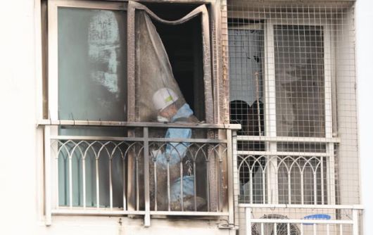 어린이 2명이 숨진 부산 기장군의 한 아파트 6층 화재 현장에서 3일 경찰, 소방, 국립과학수사연구원 등이 합동 감식을 벌이고 있다. 연합뉴스