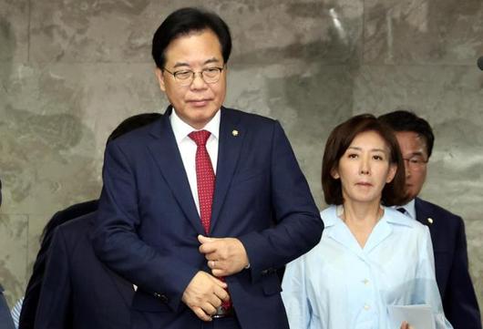 송언석 국민의힘 비상대책위원장 겸 원내대표와 나경원(오른쪽) 의원이 3일 서울 여의도 국회에서 열린 의원총회에 참석하고 있다. 뉴시스