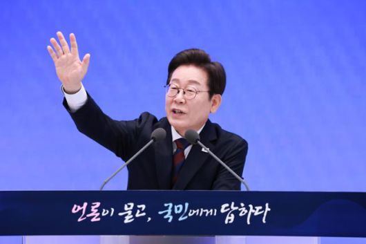 이재명 대통령이 3일 서울 종로구 청와대 영빈관에서 열린 '대통령의 30일, 언론이 묻고 국민에게 답하다' 기자회견에서 손을 들고 있다. 대통령실통신사진기자단